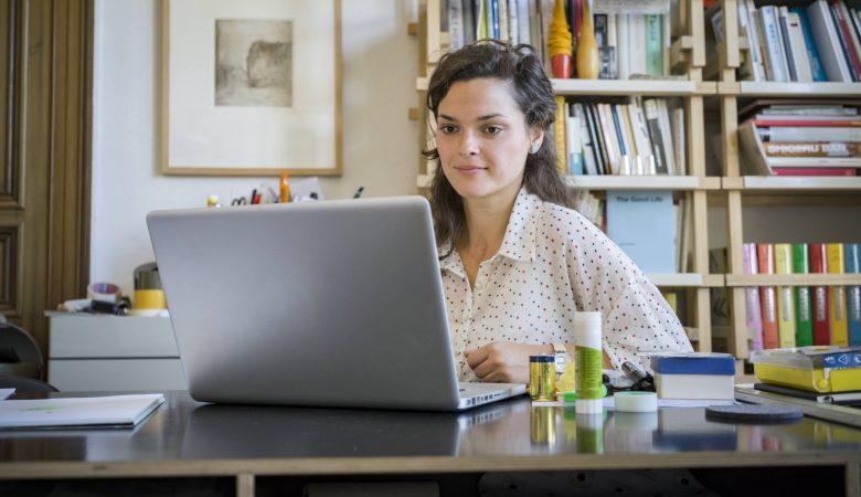 Mulher olhando o computador